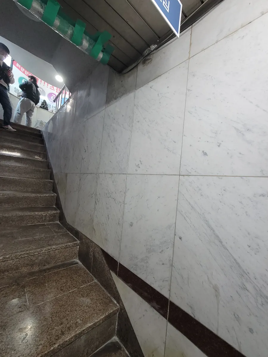 계단 옆 벽 판재 배부름 작업 후 타일들뜸 수리 — 계단 옆 벽 판재 배부름 작업 후